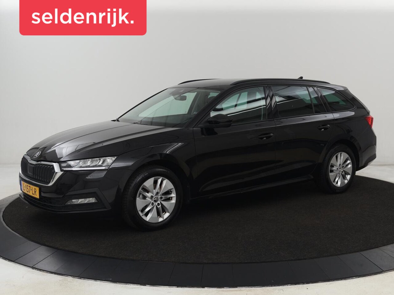 Skoda Octavia - 1.0 TSI Business Edition | Carplay | Sfeerverlichting | Navigatie | Full LED | Parkeerhulp - AutoWereld.nl
