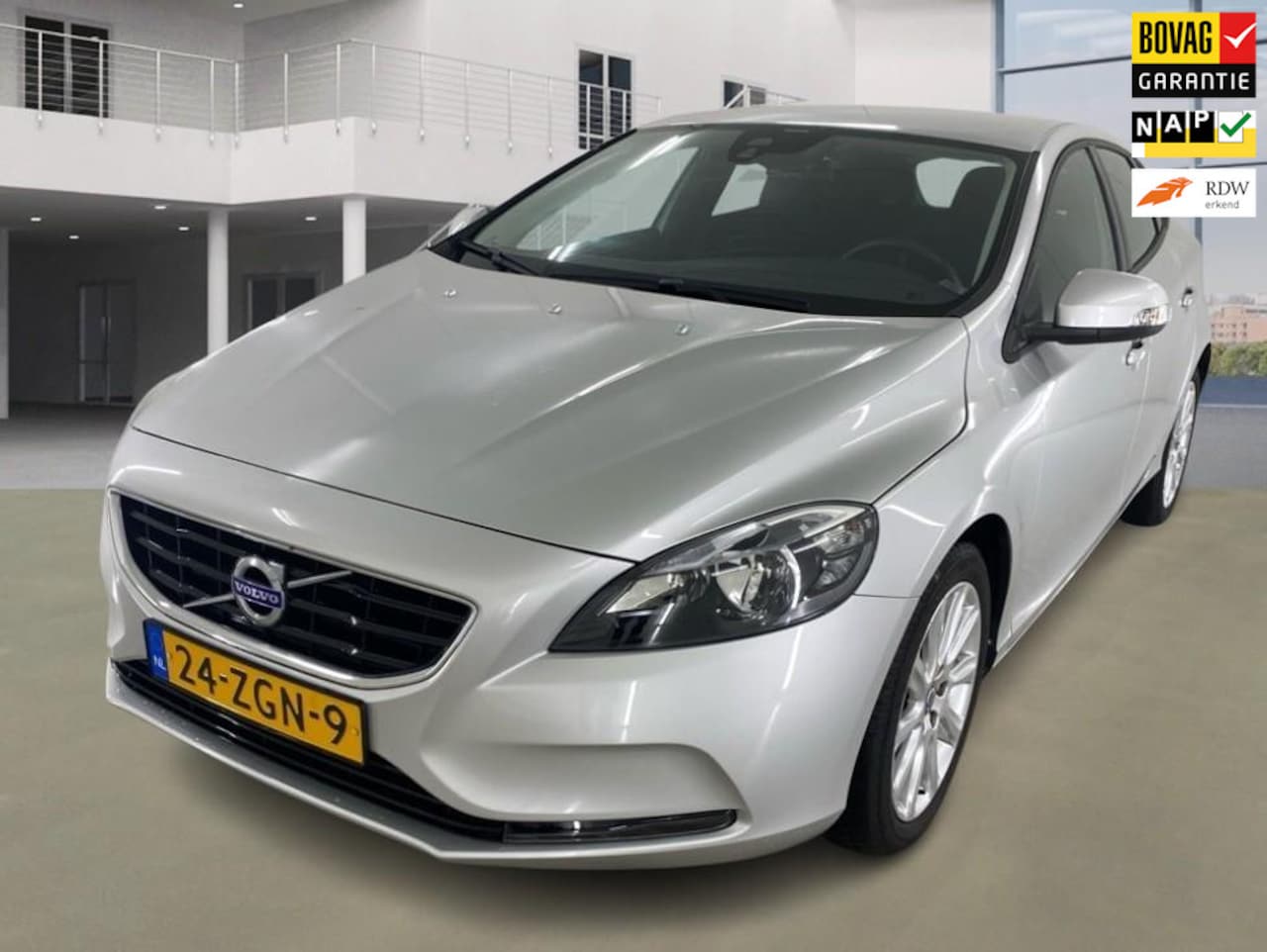 Volvo V40 - 1.6 T3 Kinetic 1e Eigenaar 20.680 km +NAP NL-auto - AutoWereld.nl