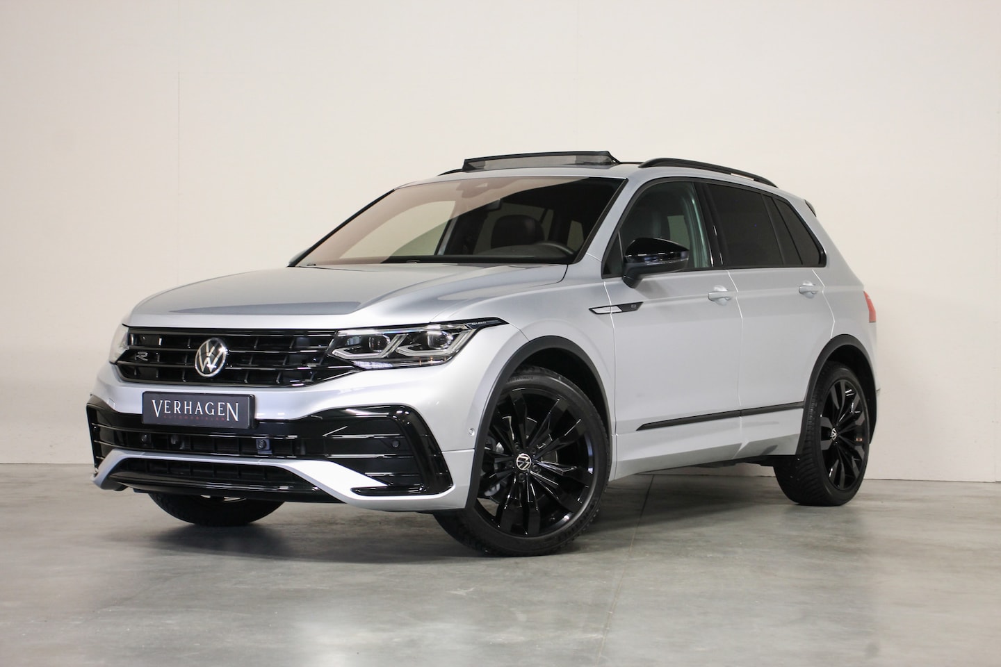 Volkswagen Tiguan - 2.0 TSI R-line Black Style Leer Pano 4motion - AutoWereld.nl