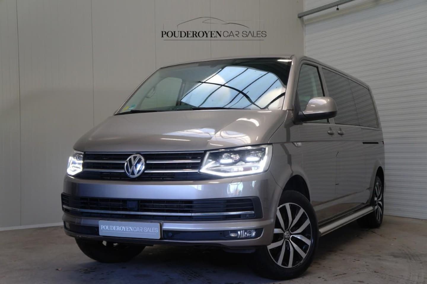 Volkswagen Transporter - 2.0 TDI L2H1 DC Highline 204PK / NL Auto / Volledige Historie / Camera / Trekhaak / Auto. - AutoWereld.nl