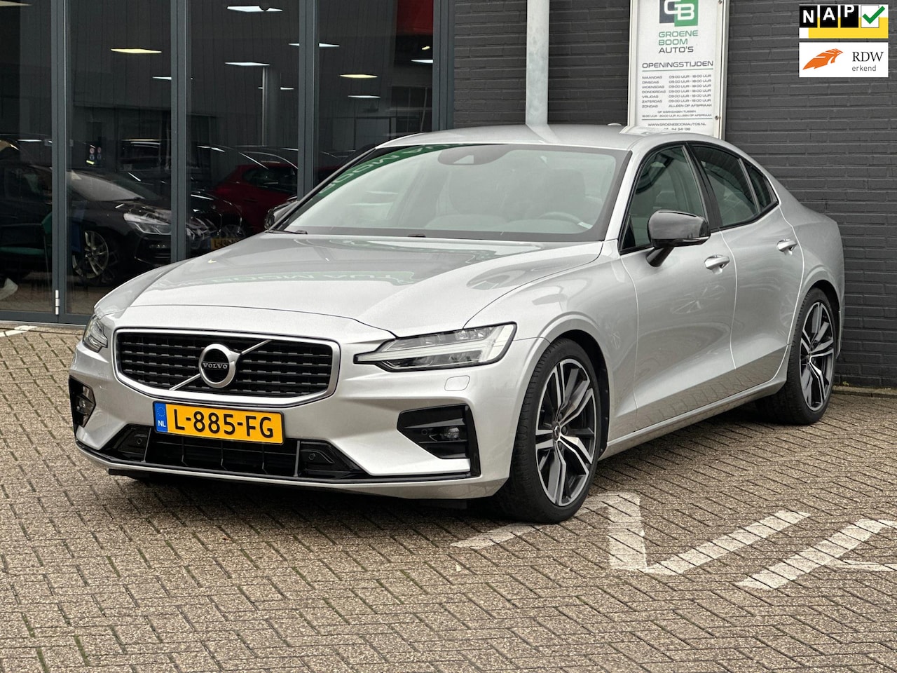 Volvo S60 - 2.0 T4 R-Design/1STE EIG/CARPLAY/NAVI/STOELVERWARMING/NETTE STAAT!! - AutoWereld.nl