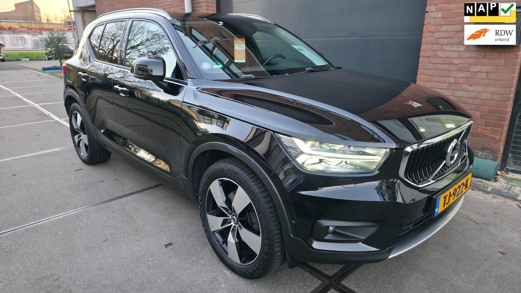 Volvo XC40 - 2.0 T5 AWD Intro Edition 2.0 T5 AWD Intro Edition, leer, pano ,stuurverw. 360 camera - AutoWereld.nl