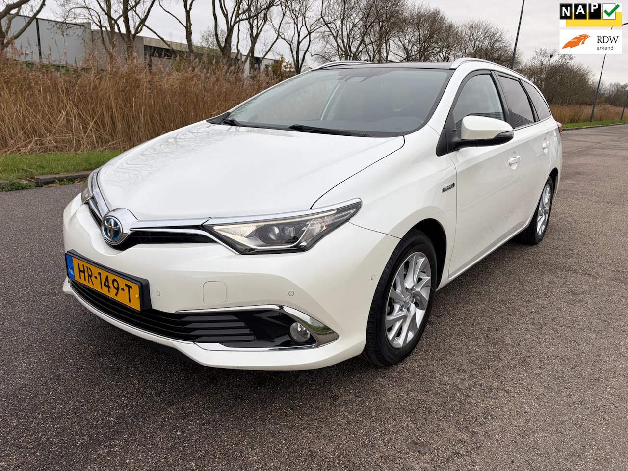 Toyota Auris Touring Sports - 1.8 Hybrid Lease pro Pano Cam Stoel Dealer - AutoWereld.nl