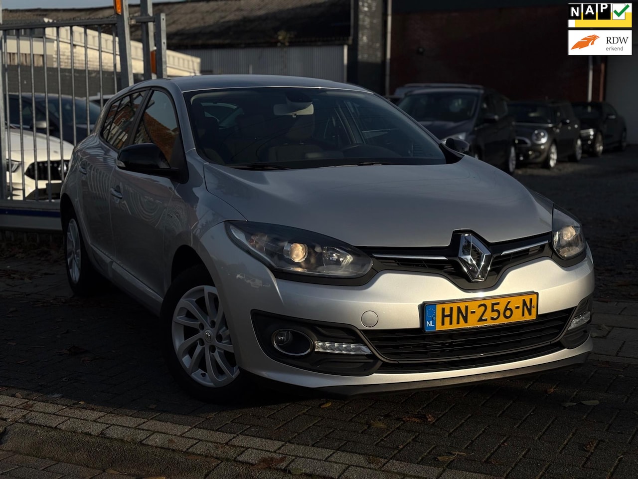 Renault Mégane - 1.2 TCe Limited | Navigatie | 16” LMV | Cruise control | Airco | - AutoWereld.nl
