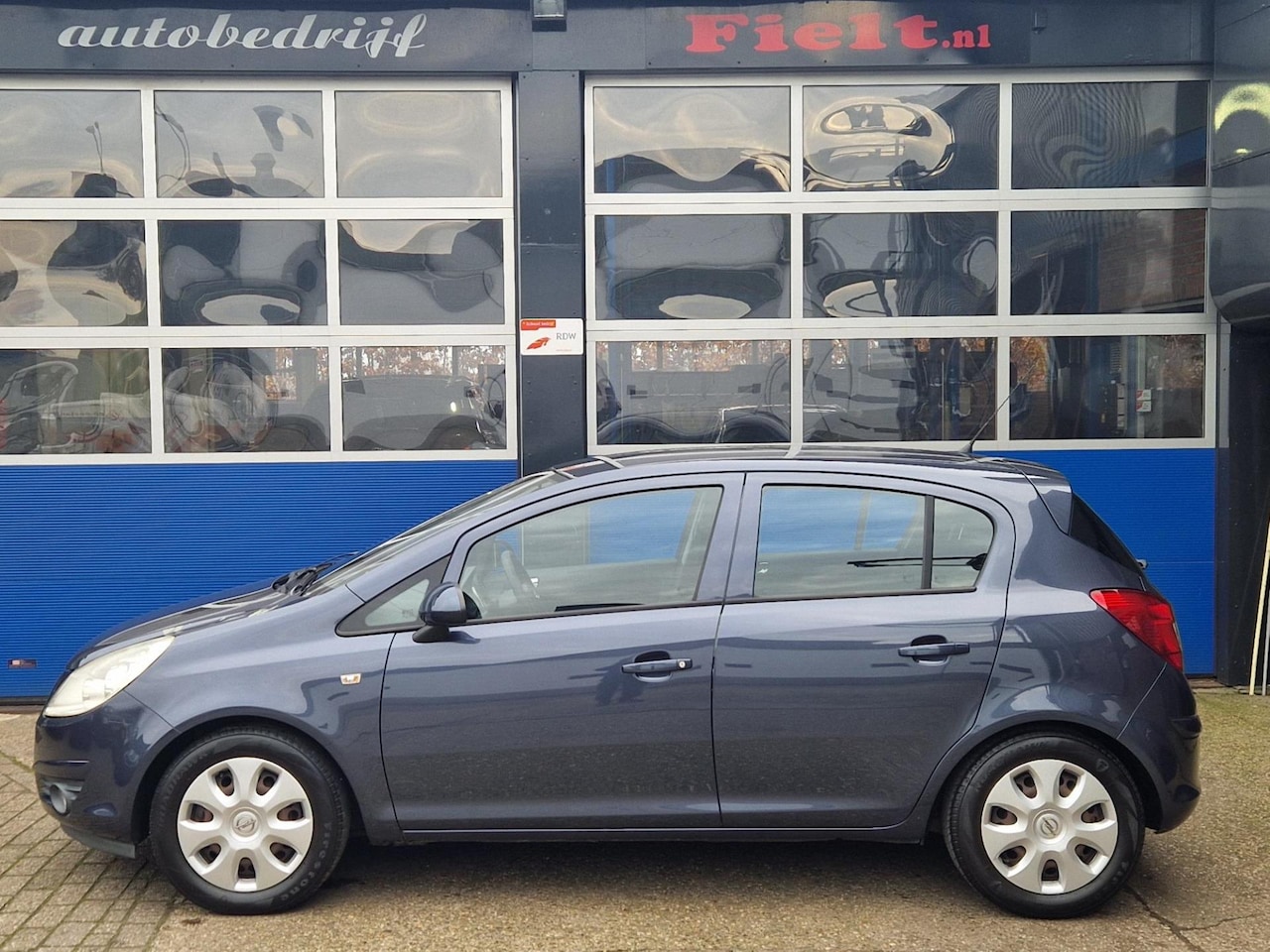 Opel Corsa - 1.4-16V Enjoy / Boekjes aanwezig / Parkeersensor / Airco / Radio-CD speler / Stuurbekracht - AutoWereld.nl