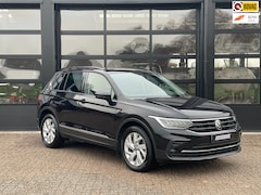 Volkswagen Tiguan - 1.5 TSI Life / LED / Elect. Trekhaak / Standkachel