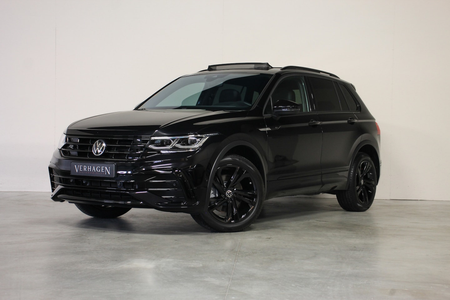 Volkswagen Tiguan - 2.0 TSI 245pk R-line Black Style Leer Pano Harman Kardon - AutoWereld.nl