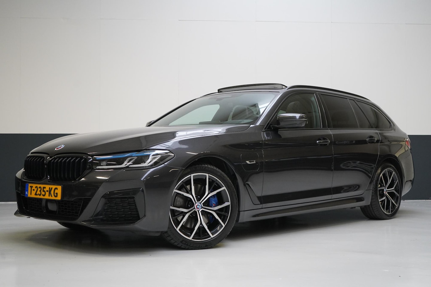 BMW 5-serie Touring - 530e Business Edition Plus | SoH 98% | Leder | Panoramadak | Trekhaak | Memory | Head-Up | - AutoWereld.nl