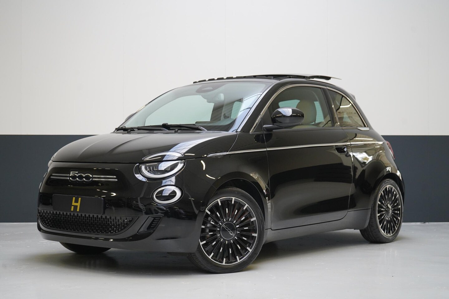 Fiat 500 - La Prima 42 kWh | SoH 97% | Schuif/kanteldak | Navigatie | Leder | Apple Carplay - AutoWereld.nl