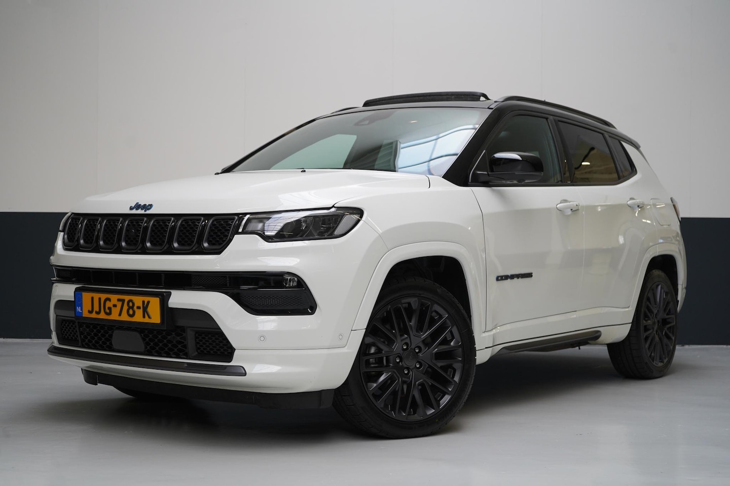 Jeep Compass - 4xe 240 Plug-in Hybrid S | Panoramadak | Trekhaak | Leder | Alpine Sound | Memory - AutoWereld.nl