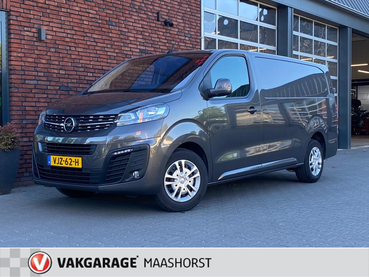 Opel Vivaro - 2.0 CDTI L2H1 achteruitrijcamera/carplay/trekhaak 150pk - AutoWereld.nl