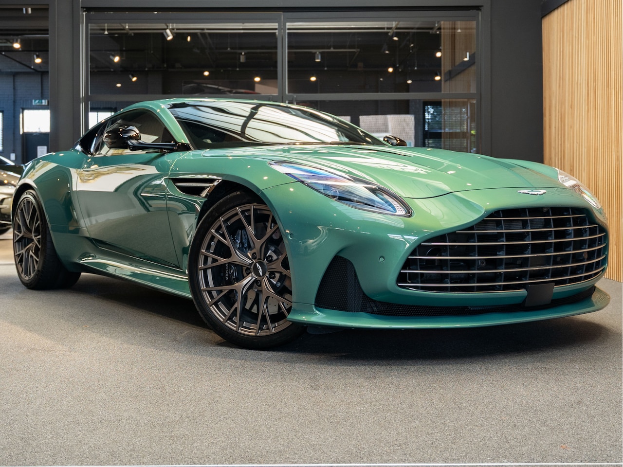 Aston Martin V8 Coupé - DB12 4.0 Bowers&Wilkins ACC DB12 4.0 V8 Q Color Carbon - AutoWereld.nl