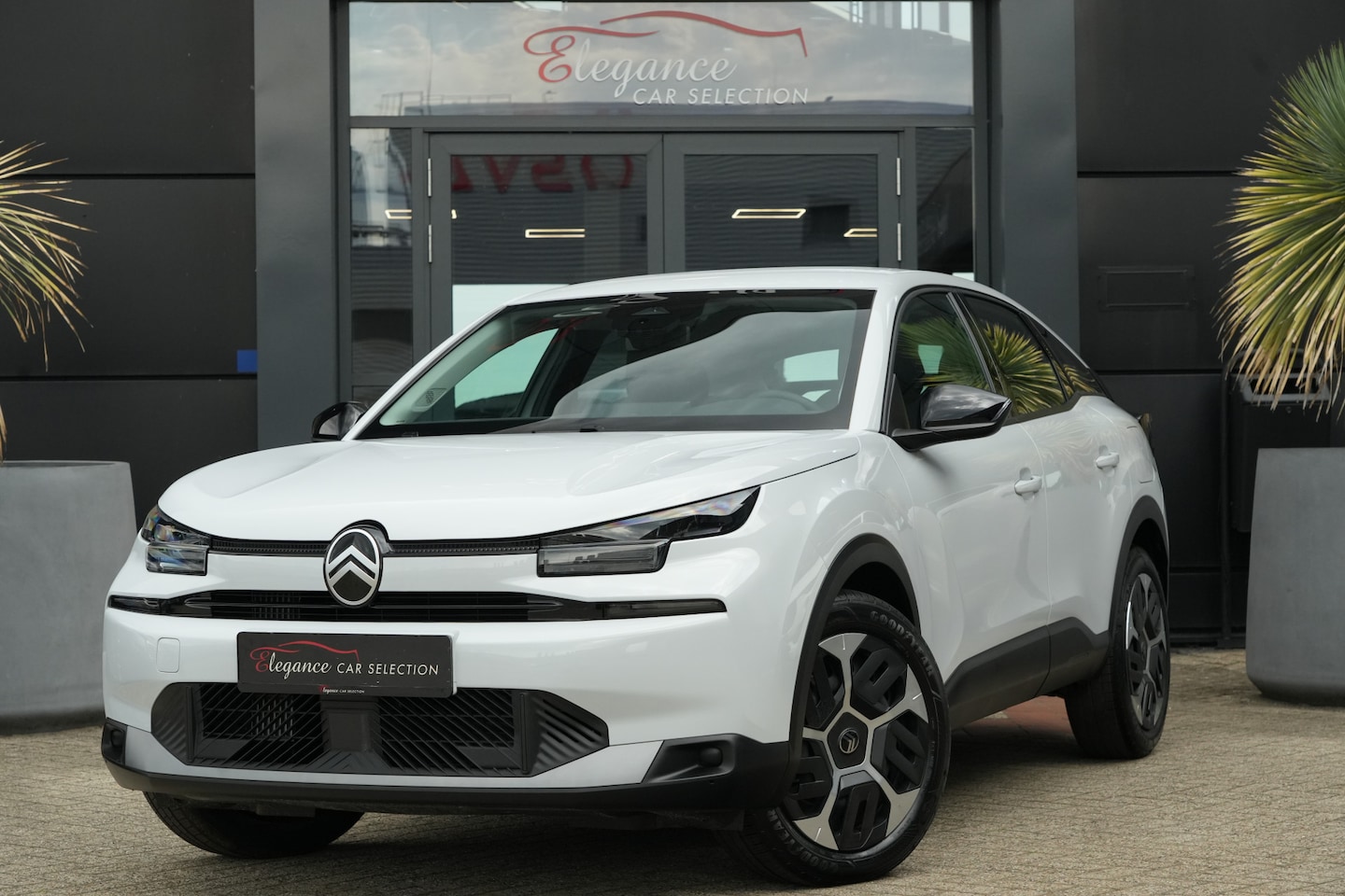 Citroën C4 - 1.2 Hybrid 145pk Plus 145pk Navigatie/Cruise/Camera - AutoWereld.nl