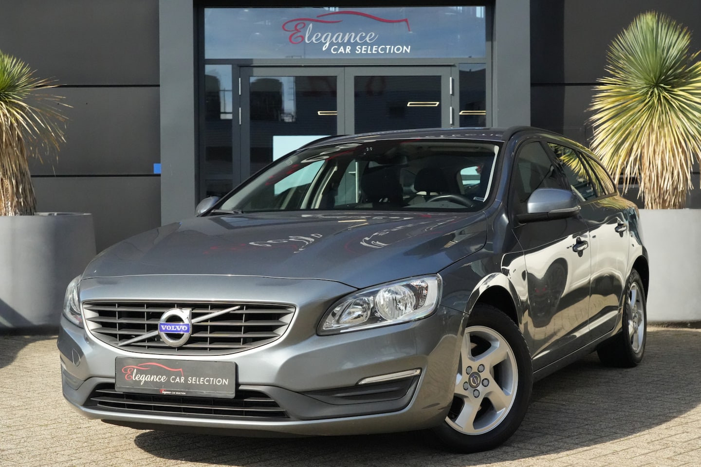 Volvo V60 - 2.0 D2 Polar+ 120pk Navigatie/PDC/Climate - AutoWereld.nl