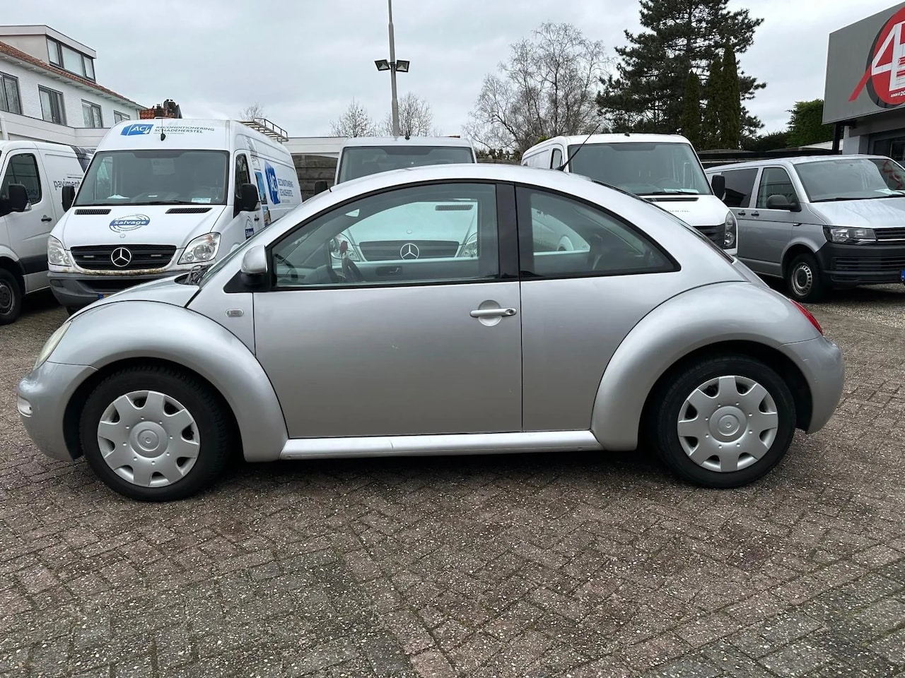 Volkswagen New Beetle - 2.0,85kw/115pk,Highline,144.645km,1495,- - AutoWereld.nl