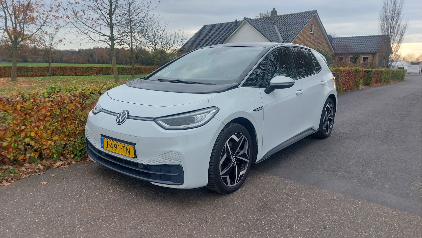 Volkswagen ID.3 - First Plus 58 kWh CLIMA/NAVI/TREKHAAK BJ 2020 - AutoWereld.nl