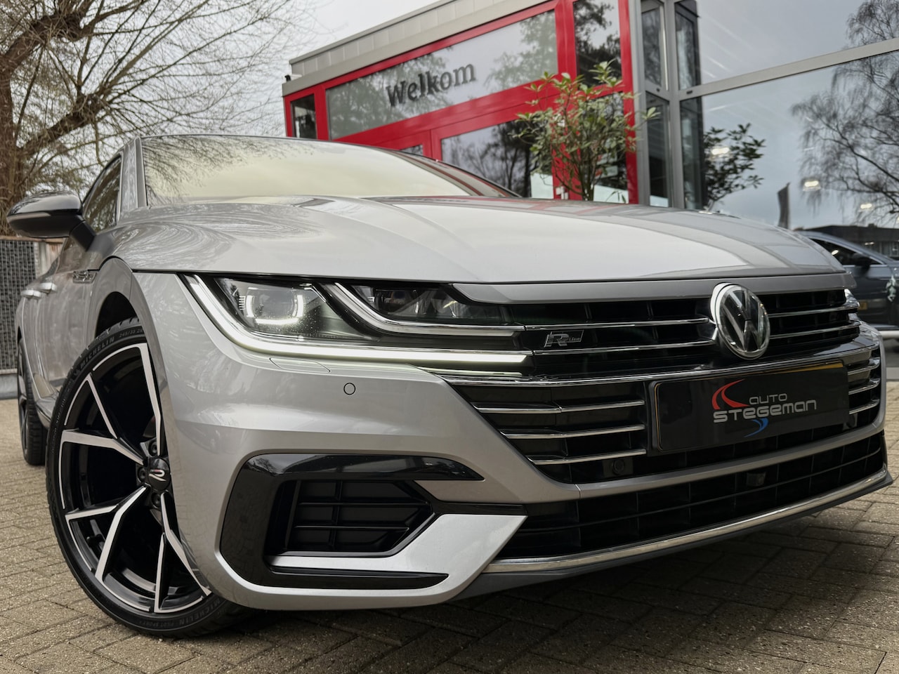Volkswagen Arteon - 2.0 TSI DSG *!* 2x R-LINE *!* SCHAALSTOELEN/ PANODAK/ RADAR/ 20 INCH/ H&K *!* - AutoWereld.nl