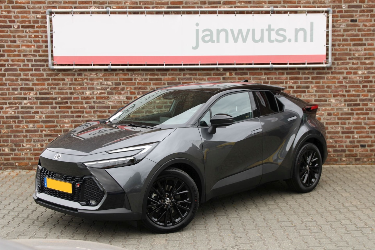 Toyota C-HR - 2.0 Plug-in Hybrid 220 GR SPORT 2.0 Plug-in Hybrid 220 GR SPORT - AutoWereld.nl