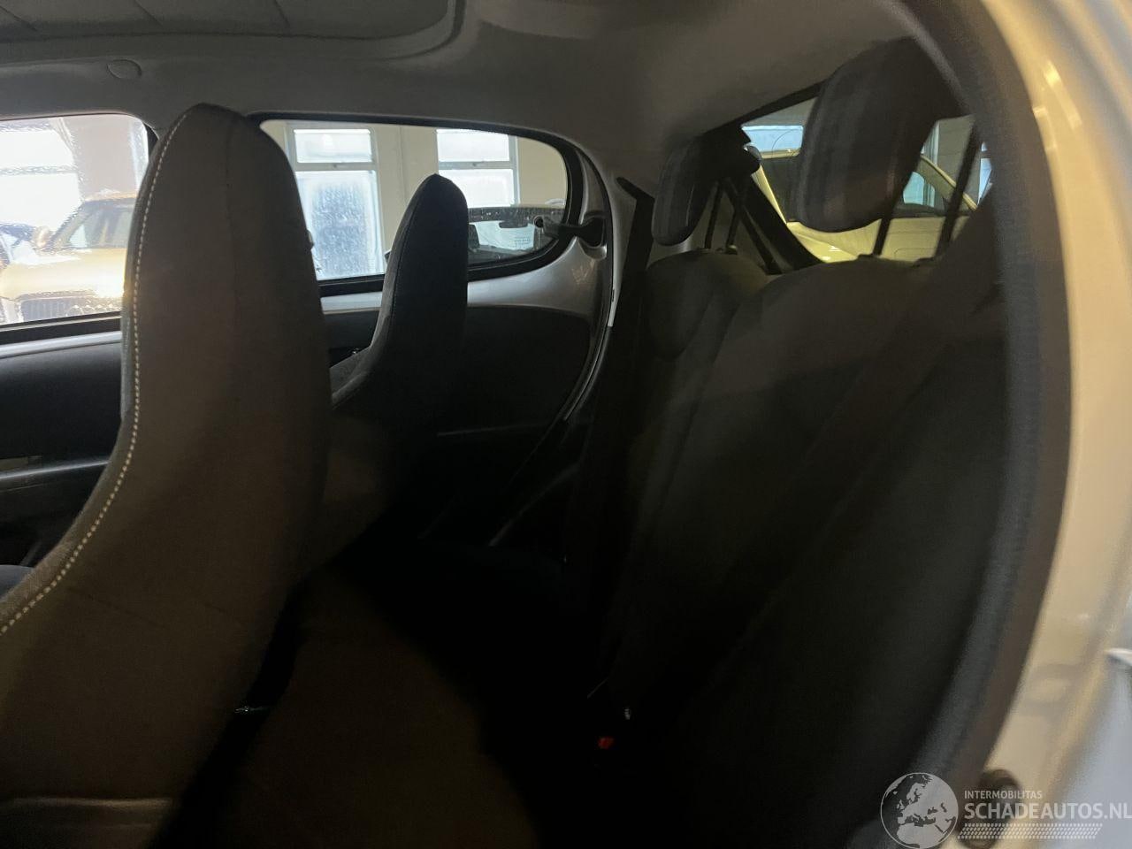 Peugeot 108 - 1.0 e-VTi Collection TOP! 1.0 e-VTi Collection TOP!