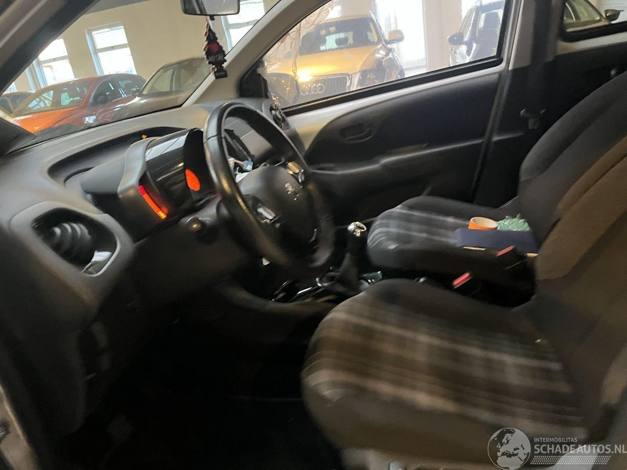 Peugeot 108 - 1.0 e-VTi Collection TOP! 1.0 e-VTi Collection TOP!