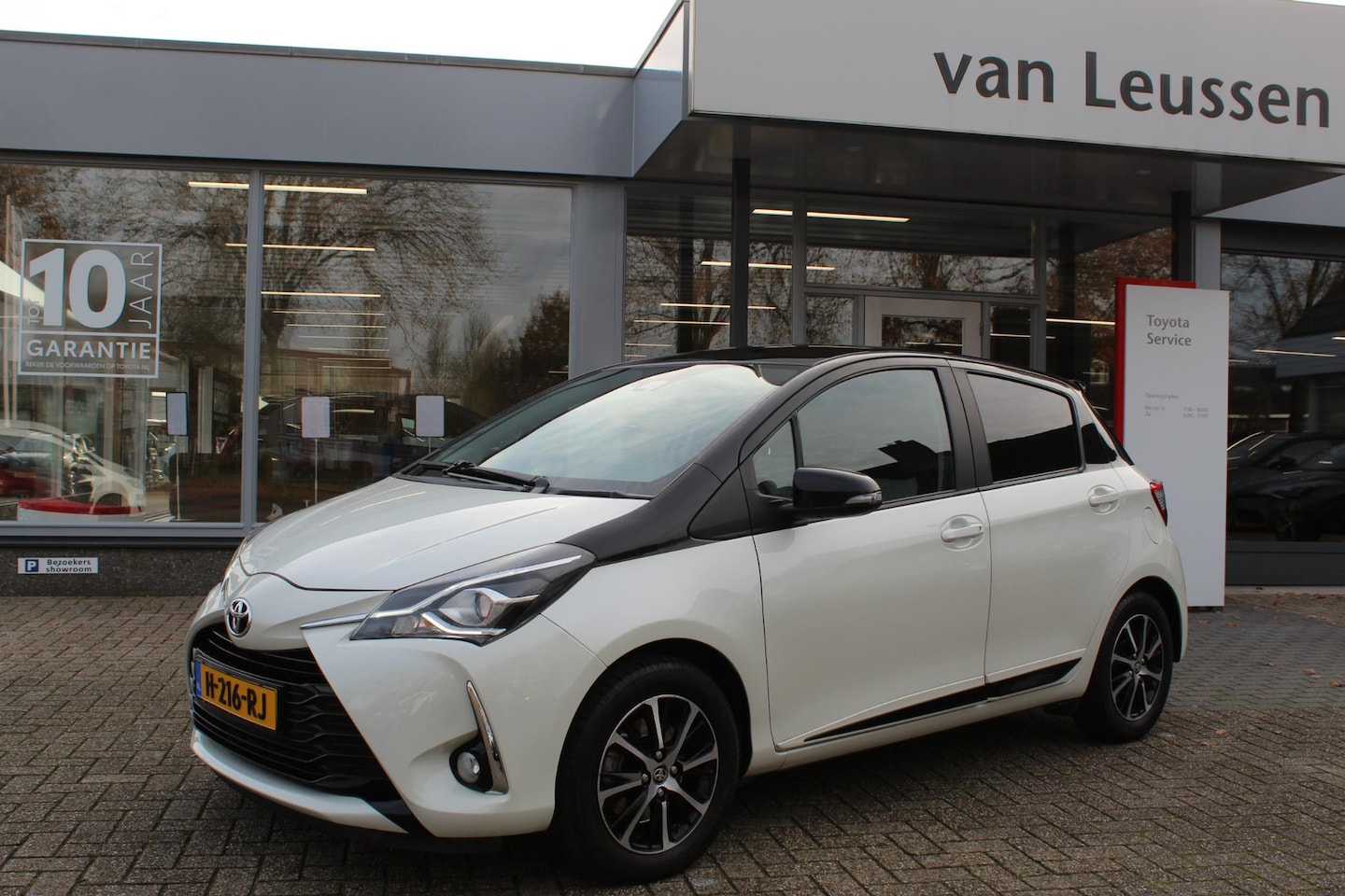 Toyota Yaris - 1.5 VVT-i DYNAMIC TREKHAAK STOELVERW. KEYLESS CRUISE NAVI CLIMA CAMERA - AutoWereld.nl