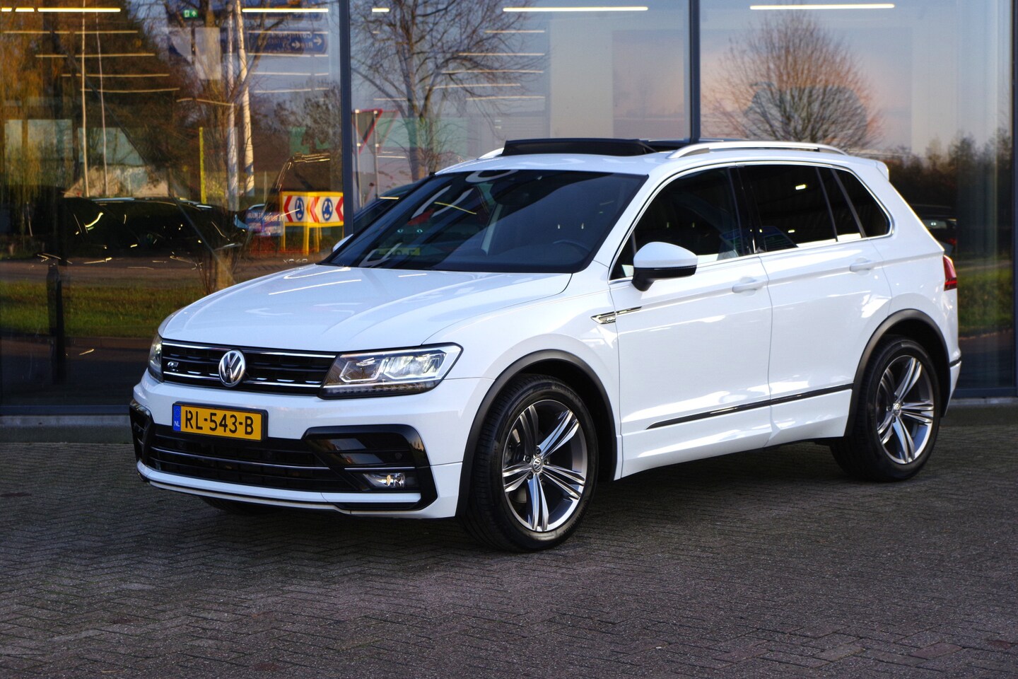 Volkswagen Tiguan - 1.4 TSI R-Line Comfortline, Panoramadak, Digitale Cockpit, LED, Stoelverwarming, - AutoWereld.nl