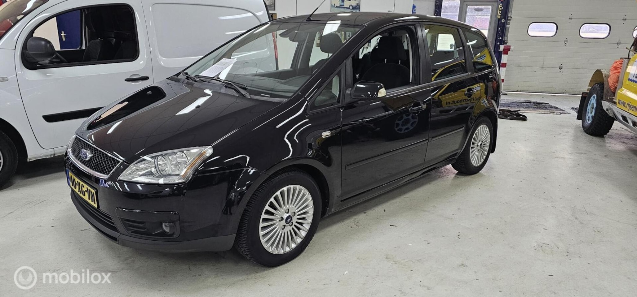 Ford Focus C-Max - 2.0-16V Ghia Automaat Airco Navigatie - AutoWereld.nl