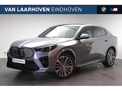 BMW iX2 - eDrive20 High Executive M Sport / Panoramadak / Trekhaak / Sportstoelen / M Adaptief onder