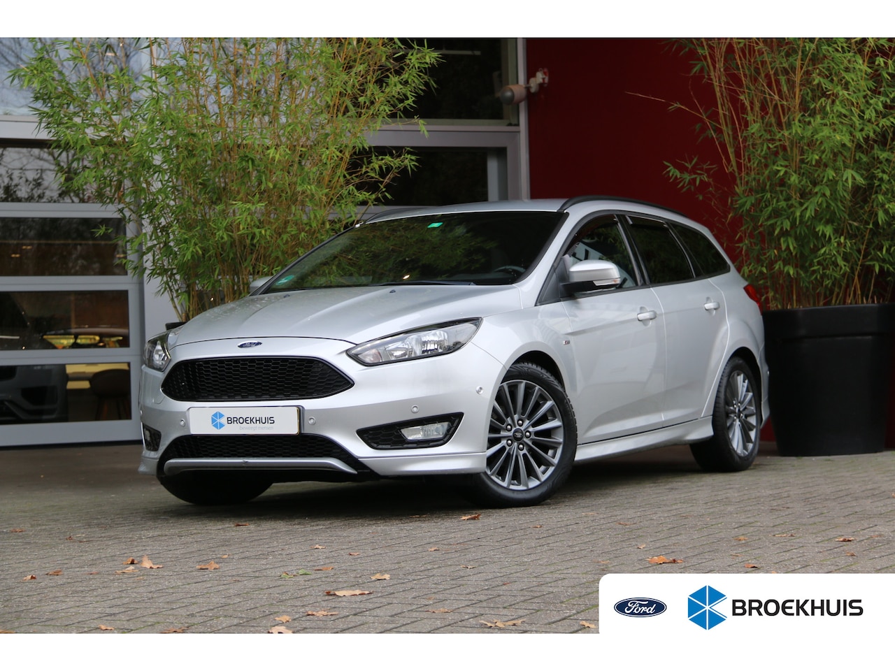 Ford Focus Wagon - 1.0 EcoBoost 140pk ST-Line | Navi | Clima | Parkeersens. voor en achter | Trekhaak | 17'' - AutoWereld.nl