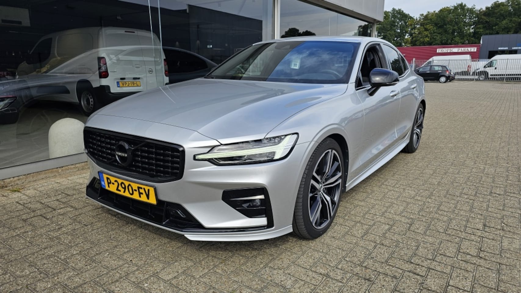 Volvo S60 - 2.0 B4 R-Design NL auto | All-in | dealeronderhouden - AutoWereld.nl