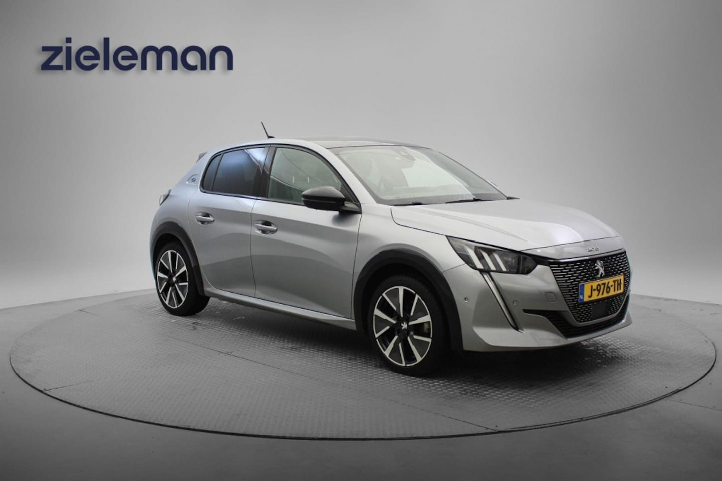 Peugeot e-208 - GT Premiere 50 kWh - Carplay, Digitaal Cockpit, Panorama, Half Leer, Camera, Stoelverw. - AutoWereld.nl