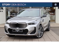 BMW iX1 - eDrive20 High Executive M Sport / Panoramadak / Trekhaak / Sportstoelen / Adaptief M Onder