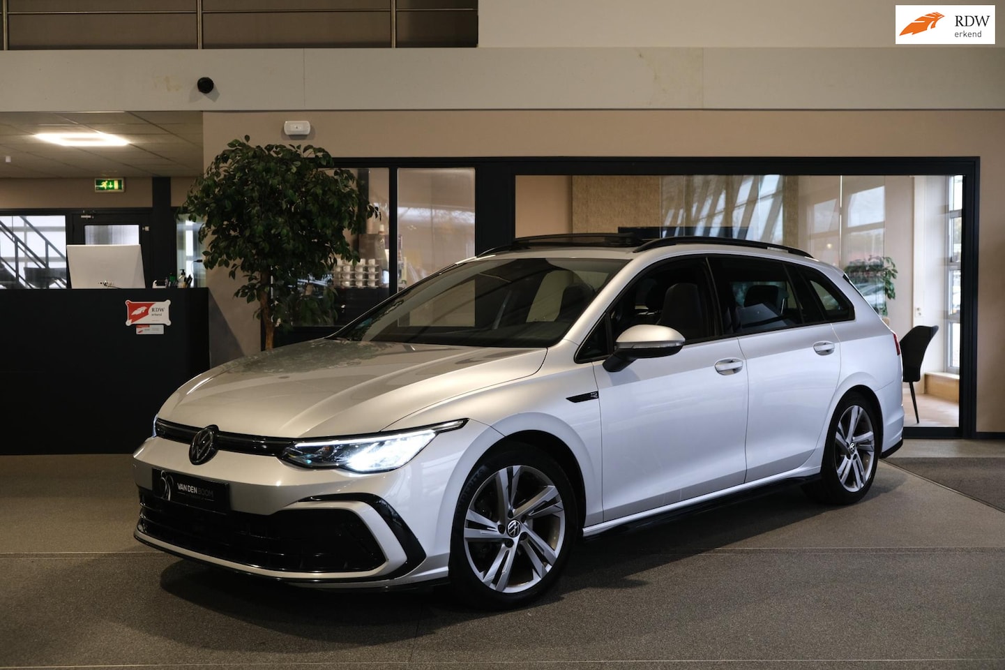 Volkswagen Golf Variant - 8 1.5 eTSI 2x R-line DSG Pano Led ACC Navi LPG - AutoWereld.nl