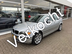 BMW 3-serie - 320i Executive | Automaat | Elektrische ramen | Cruise control | Airco | Trekhaak | APK to