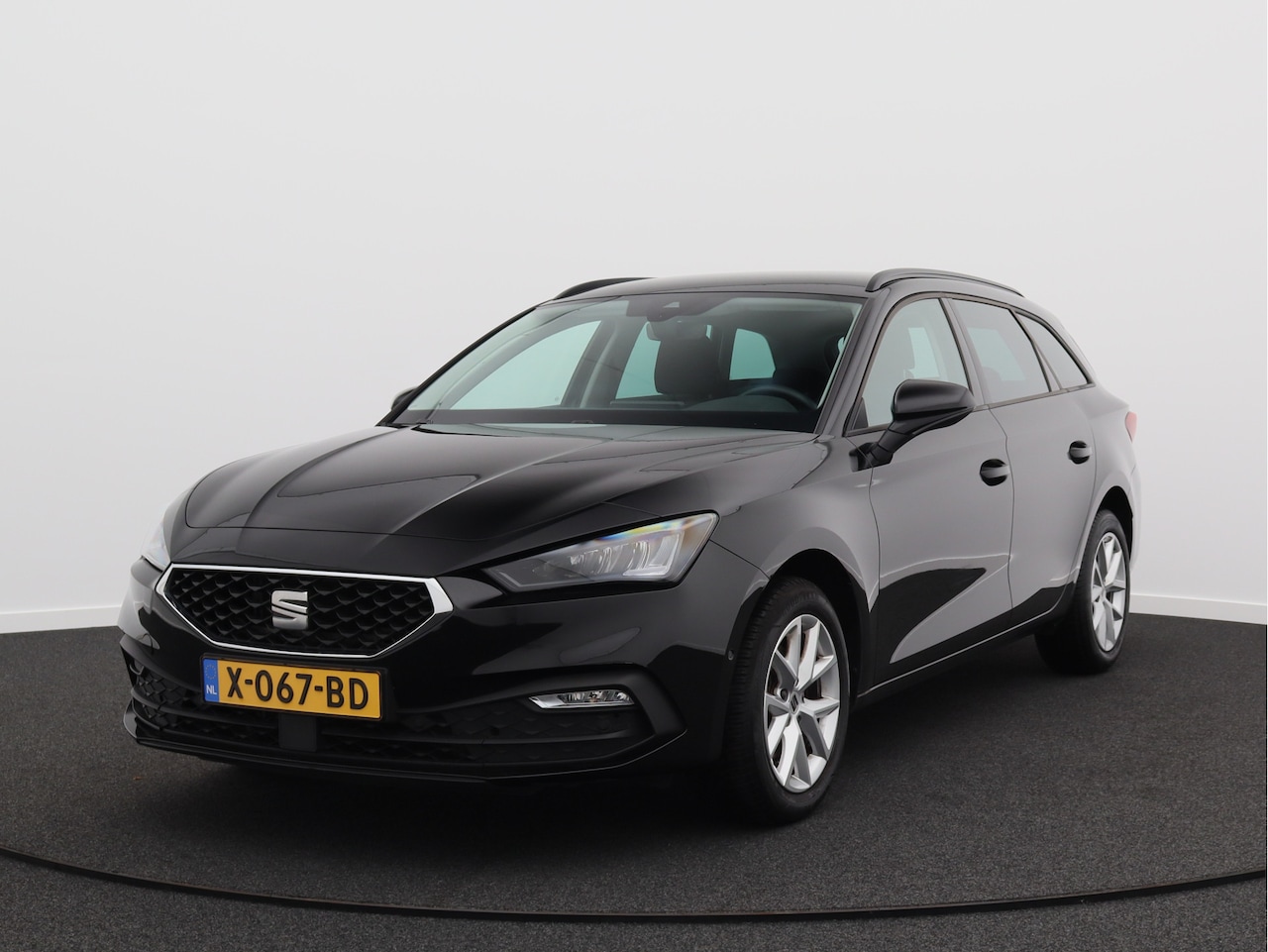 SEAT Leon Sportstourer - 1.0 TSI Style Business Intense/ lage km/ zeer mooi! - AutoWereld.nl
