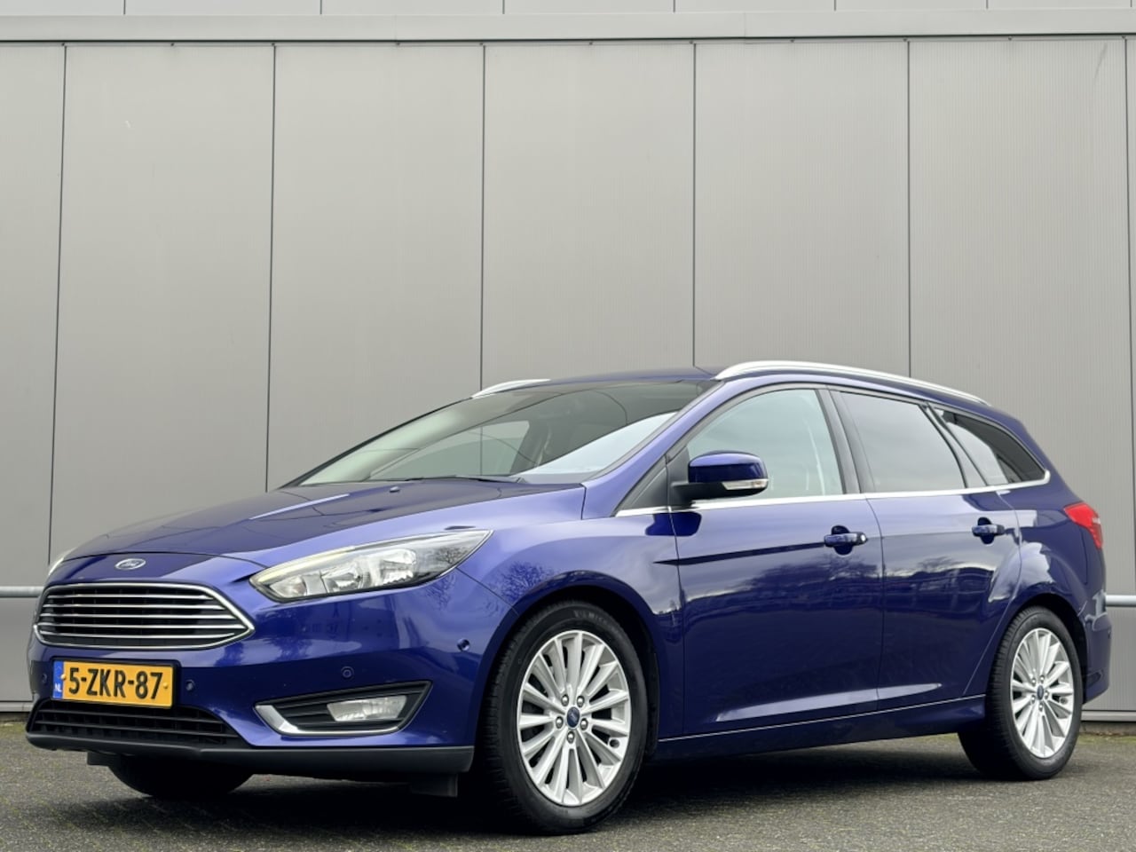 Ford Focus Wagon - 1.0 - airco - cruise - navi - nap! - distributie vervangen! - AutoWereld.nl