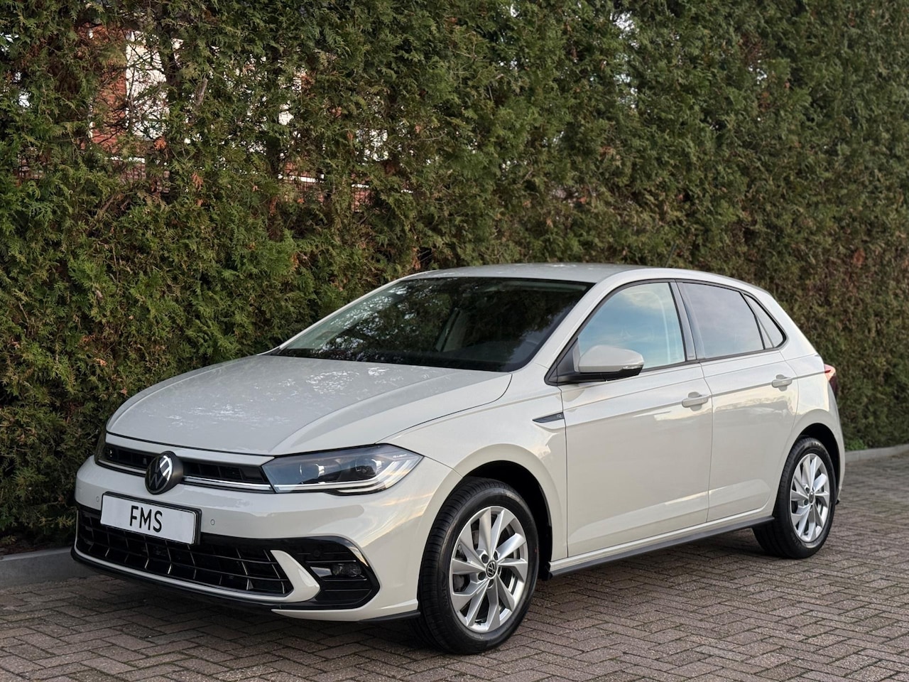 Volkswagen Polo - 1.0 TSI R-line IQ CarPlay Camera - AutoWereld.nl