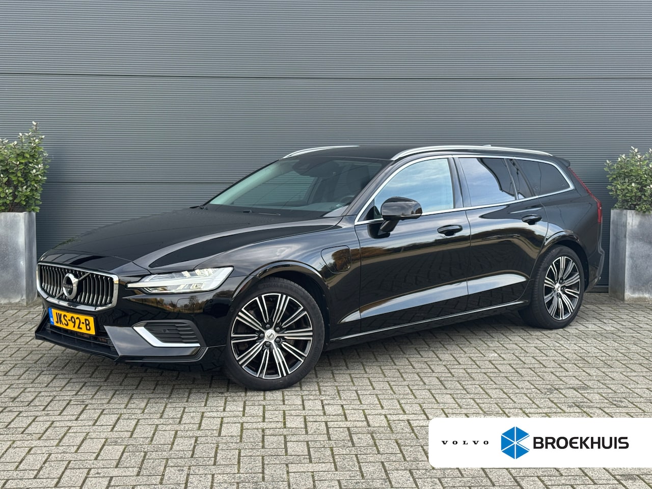 Volvo V60 - 2.0 T8 Twin Engine AWD Inscription | Gelamineerd glas | 360 camera | Sportstoel | BLIS | P - AutoWereld.nl