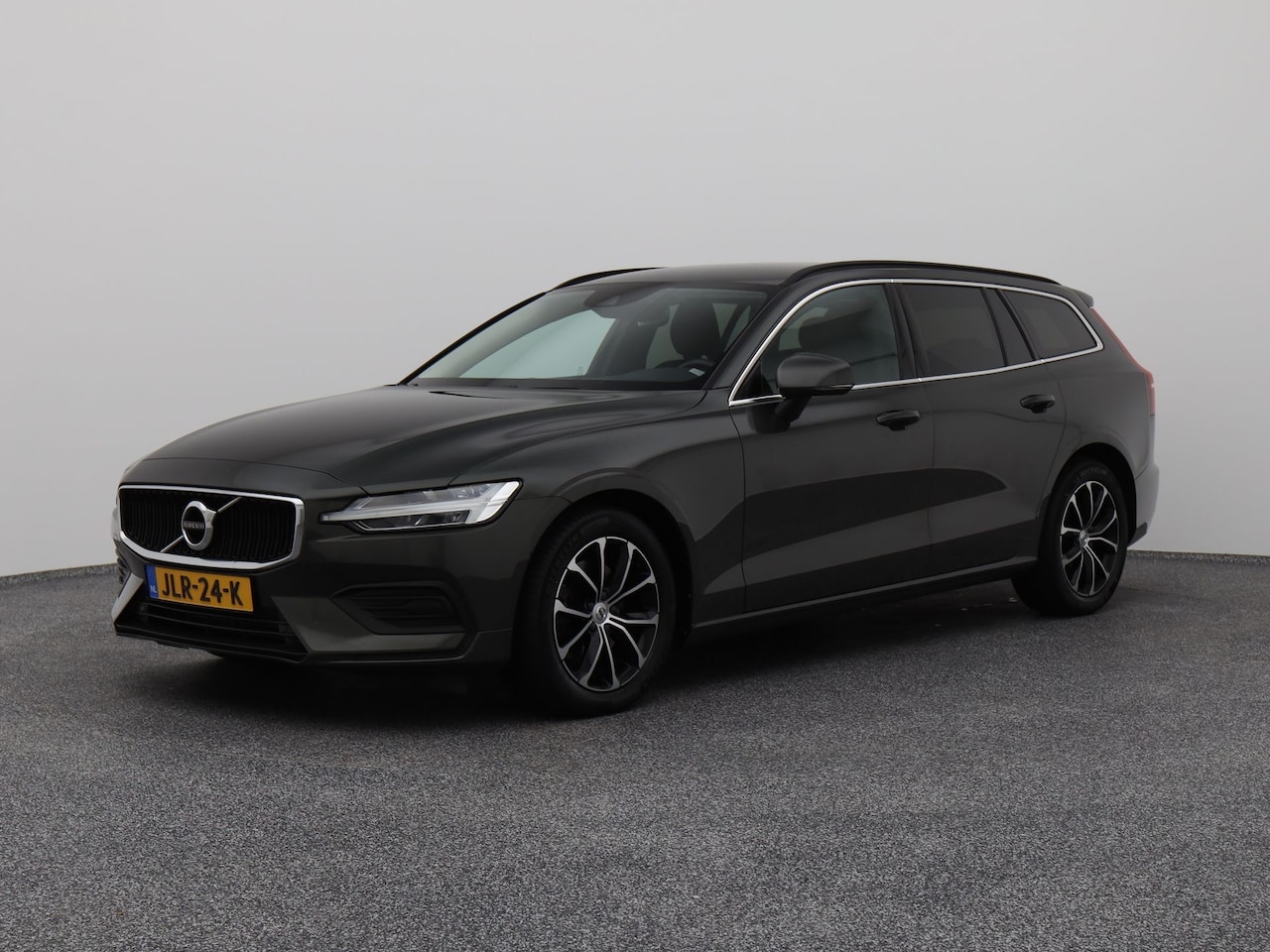 Volvo V60 - 2.0 B3 Momentum | CAMERA | KEYLESS | STOEL- EN STUURVERW. | TREKHAAK - AutoWereld.nl