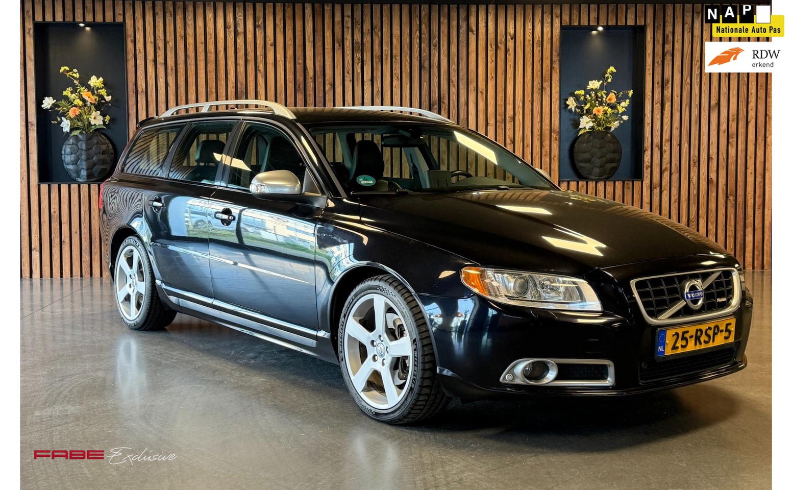 Volvo V70 - 2.0T R-Edition/LEER/STANDKACHEL/AUTOMAAT/TREKHAAK/XENON/PDC - AutoWereld.nl