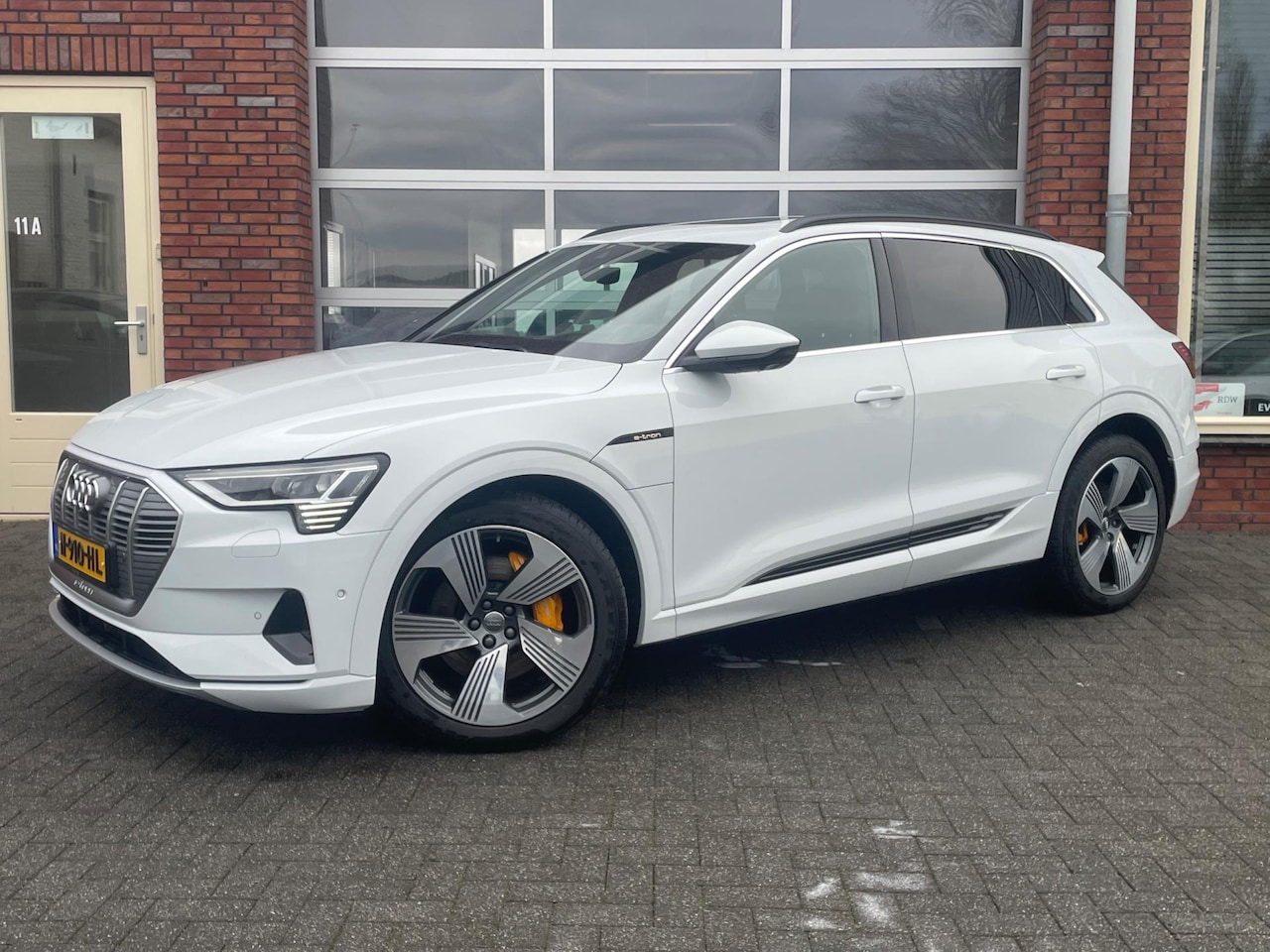 Audi e-tron - E-tron 55 quattro 95 kWh | SOH 94% | Panodak | Leder | Trekhaak | Headup Display |Keyless - AutoWereld.nl