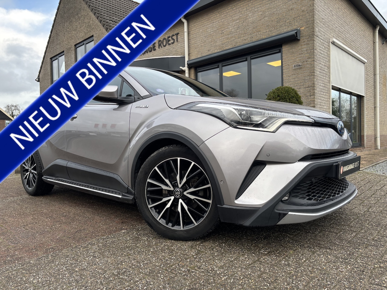 Toyota C-HR - 1.8 Hybrid Automaat Dynamic All-Seasons / Navigatie / Full LED - AutoWereld.nl
