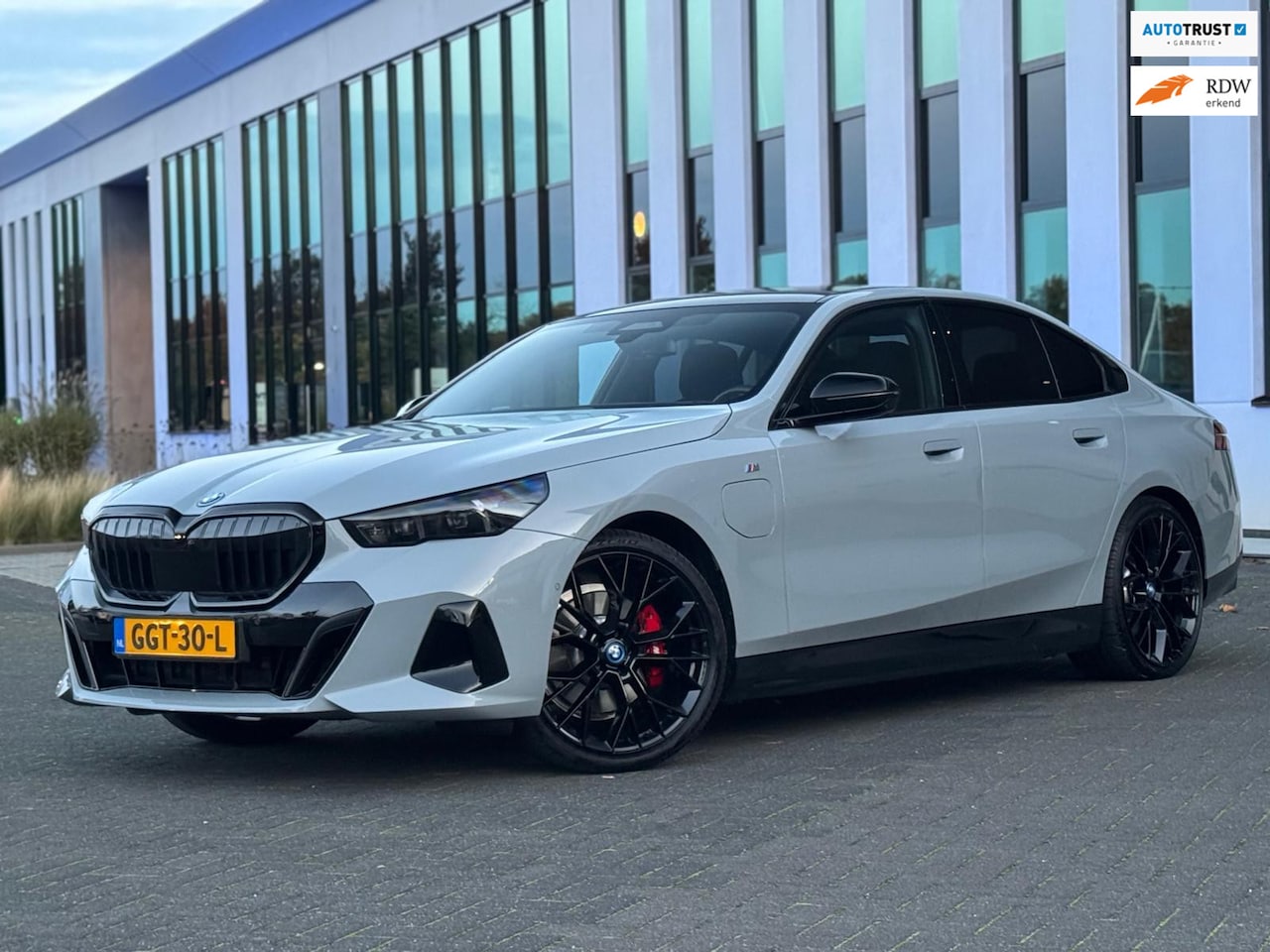 BMW 5-serie - 530e M sport pakket, panoramadak, 21 inch, dashboardcamera, brooklyn grey, afneembare trek - AutoWereld.nl