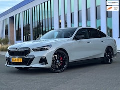 BMW 5-serie - 530e M sport pakket, panoramadak, 21 inch, dashboardcamera, brooklyn grey, afneembare trek