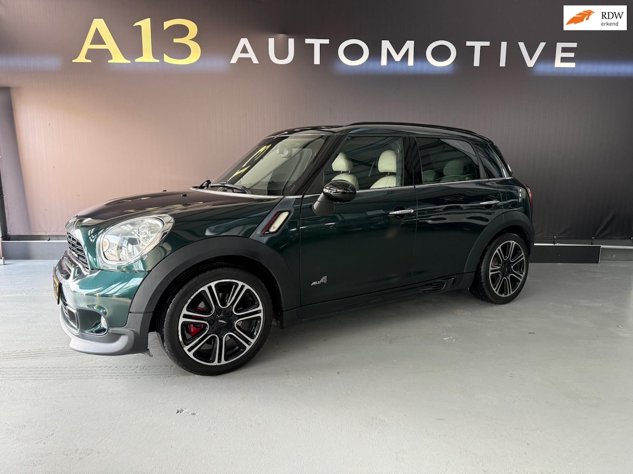MINI Countryman - Mini 1.6 John Cooper Works ALL4 Chili panodak leer 218pk - AutoWereld.nl