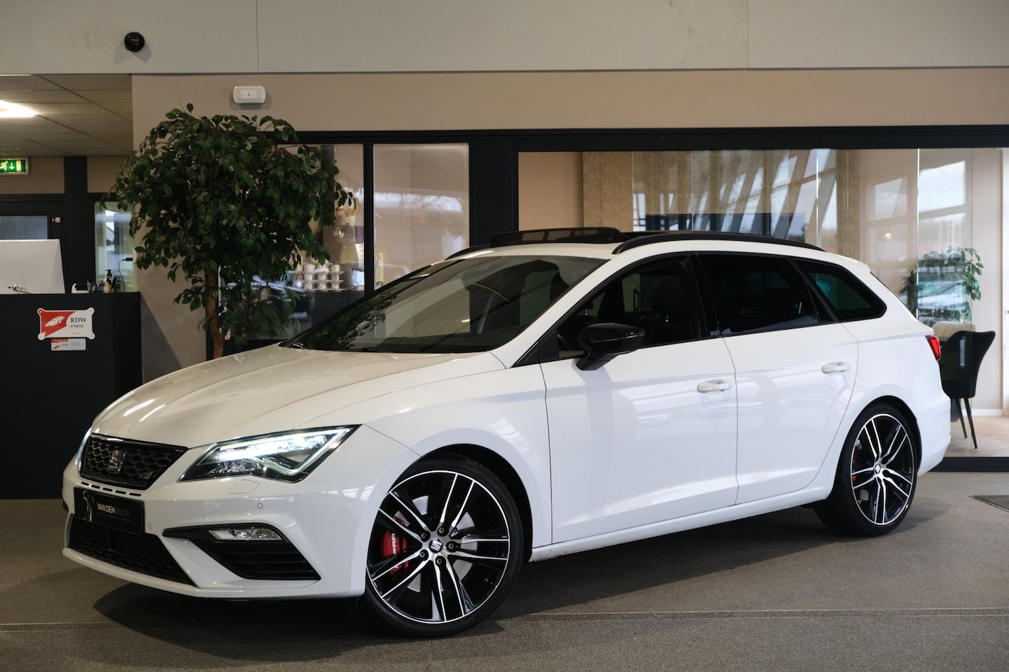 SEAT Leon ST - 2.0 TSI CUPRA 300 DSG 4Drive Navi ACC PANO CAM PDC - AutoWereld.nl