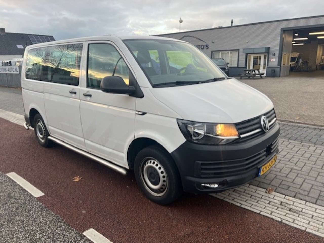 Volkswagen Transporter Kombi - 2.0 TDI 110KW PERSONENBUS BRIEF 8P PKW AUTOM. EURO6 - AutoWereld.nl