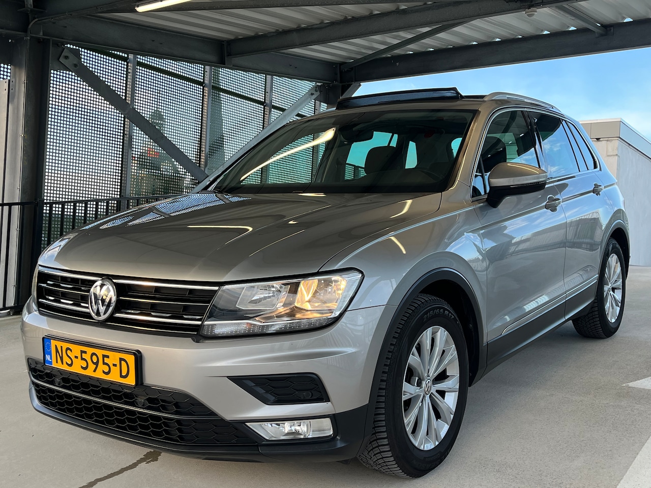 Volkswagen Tiguan - 1.4 TSI Connected Series *PANO*HAAK*CRUISE*LANE-AS* CARPLAY* - AutoWereld.nl