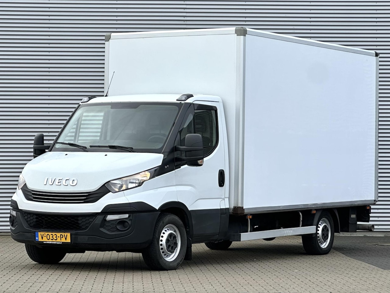 Iveco Daily - 35S14V 2.3 Bakwagen met laadklep automaat Nieuwe motor met factuur! - AutoWereld.nl
