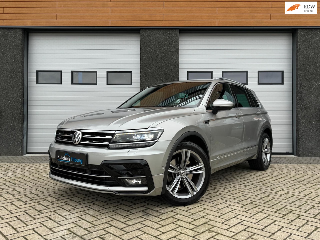 Volkswagen Tiguan - 2.0 TSI 4Motion 3x R-Line Pano Trekhaak Keyless - AutoWereld.nl
